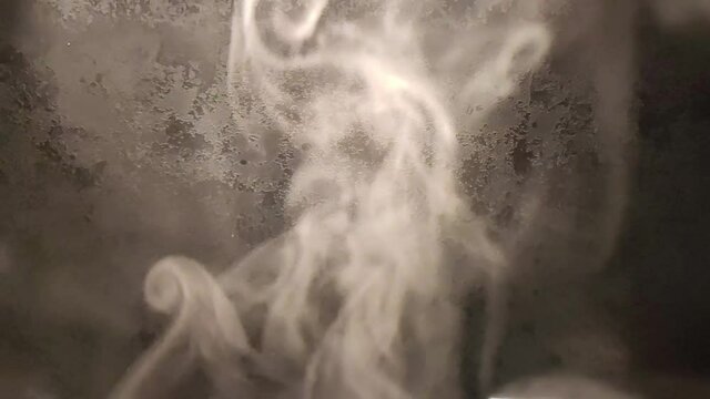 wei&szlig;er Rauch  steigt auf, vor dunklem Hintergrund, in Slow Motion