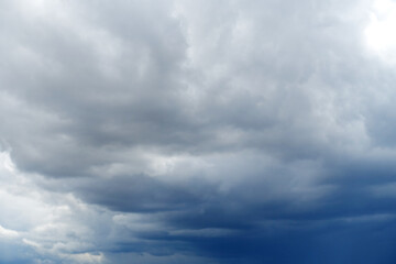 Cumulus-Wolken am blauen Himmel