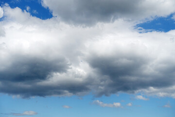 Obraz premium Cumulus-Wolken am blauen Himmel