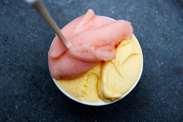 イタリアの街角で食べるジェラート