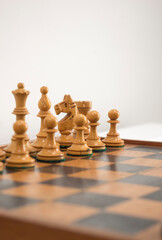 Juego de ajedrez de madera © OlgaStock