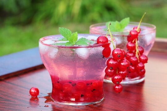 Summer coctails with red currant and mint