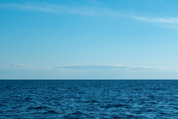 Obraz premium Relaxing seascape with beautiful blue skies and waves.