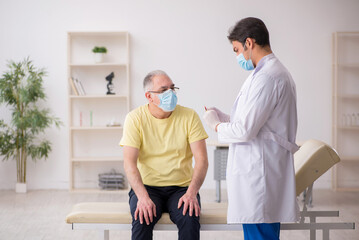 Obraz premium Old male patient visting young male doctor in vaccination concep