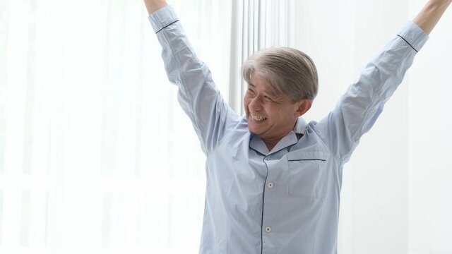 寝室でストレッチをする中年男性