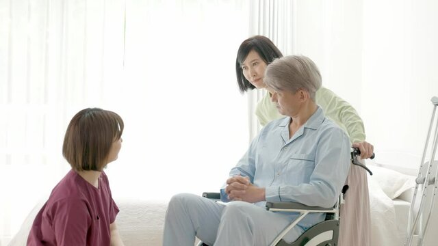 看護師の説明を受ける患者と家族