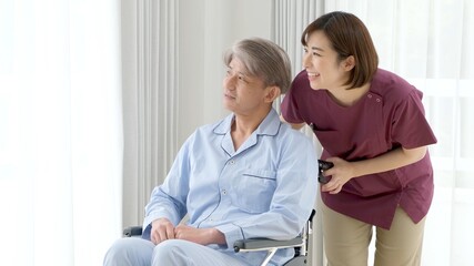 Fototapeta premium 車椅子に乗った患者と看護師