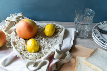 テーブルの上のグレープフルーツとレモン