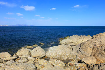 Fototapeta na wymiar Seaside scenery, the sea under the blue sky