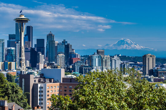 The view of Seatlle and Mount Rainier from observation deck in Kerry Park