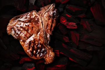 Papier Peint photo Autocollant Texture du bois de chauffage T-bone steak grillé sur charbon ardent