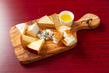 チーズの盛り合わせ（目線やや上から）