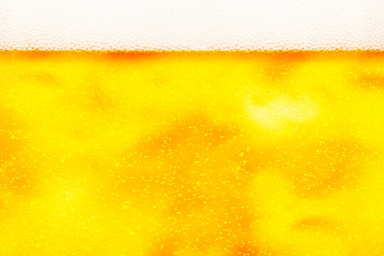 Background image of draft beer with foam on top　7591
