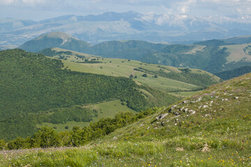 Fototapeta na wymiar Panoramic view of the chain of Sibillini mountain 