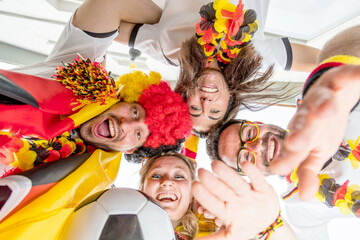 Gruppe glücklicher Fußballfans aus Deutschland feiern gemeinsam einen Meisterschaft Sieg. - obrazy, fototapety, plakaty