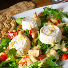 Rocket salad with goat cheese and honey dressing