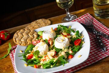 Rocket salad with goat cheese and honey dressing