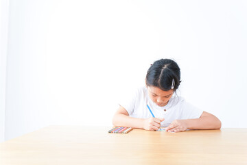 一人でお勉強をする小学生の女の子