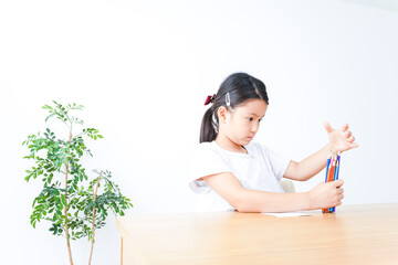 一人でお勉強をする小学生の女の子