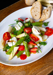 Asparagus salad with strawberries, tomatoes and goat cheese