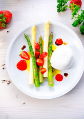 Burrata cheese with asparagus and strawberries