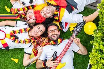 Gruppe glücklicher Fußballfans aus Deutschland feiern gemeinsam einen Meisterschaft Sieg