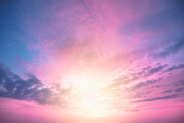 Obraz premium Colorful cloudy flaming purple sky at sunset. Gradient color. Sky texture. Abstract nature background