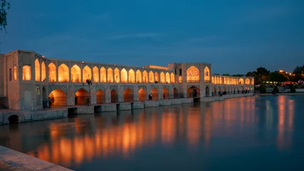 Fototapete Khaju-Brücke Isfahan, Iran - Mai 2019: Iraner rund um die Khaju-Brücke, die über dem Zayandeh-Fluss gebaut wurde. Langzeitbelichtung, Unschärfe ist beabsichtigt.