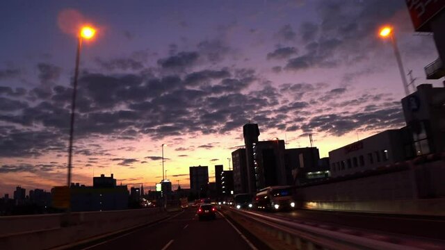 東京ドライブ車窓　首都高4号　夜明け　朝焼け　紫