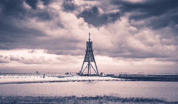 Kugelbake  am Horozont - Turm am Strand von Cuxhaven an der deutschen Nordseek&uuml;ste - Wahrzeichen Kugelbake - Seezeichen - Leuchtturm