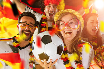 Gruppe glücklicher Fußballfans aus Deutschland feiern gemeinsam einen Meisterschaft Sieg. - 437835544