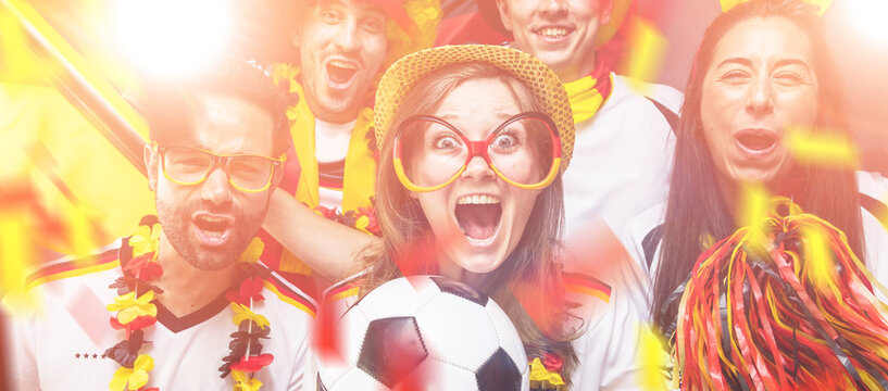 Gruppe gl&uuml;cklicher Fu&szlig;ballfans aus Deutschland feiern gemeinsam einen Meisterschaft Sieg.