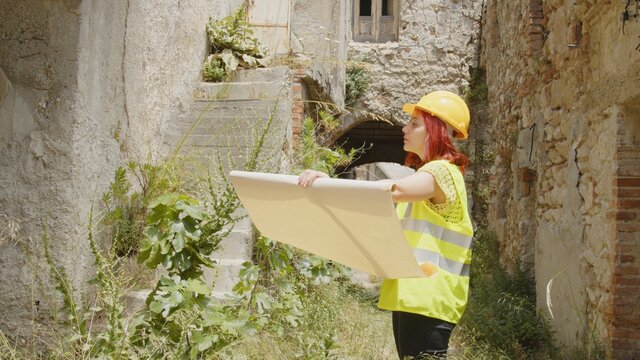 Giovane donna tecnico o ingegnere controlla la citt&agrave; distrutta dopo il terremoto