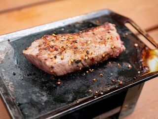 山でキャンプで調理するミニ鉄板焼肉【和牛上ロース】