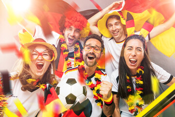 Gruppe glücklicher Fußballfans aus Deutschland feiern gemeinsam einen Meisterschaft Sieg. - 437838778