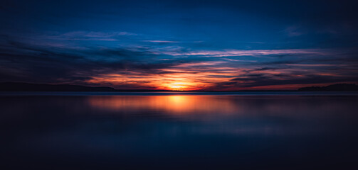 Panorama Sonnenuntergang am See in schöner Natur in Polen - aufgenommen mit einem ND-Filter auf...