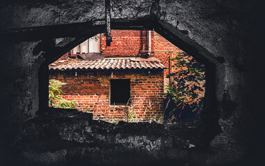 Shining Horror Atmosphäre in einem verlassenen Spukhaus im Wald ala Blair Witch Project mit...