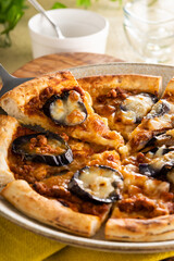 こんがり焼けた、なすと挽肉のトマトソースのピザ