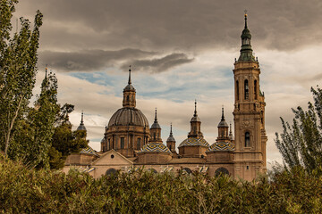 Fototapeta na wymiar landscape from the spanish city of saragossa with basilica and trees