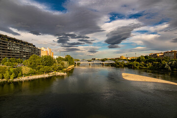 Fototapeta na wymiar landscape in a spring day over the city bridge and the Ebro river in the Spanish city of Zaragoza