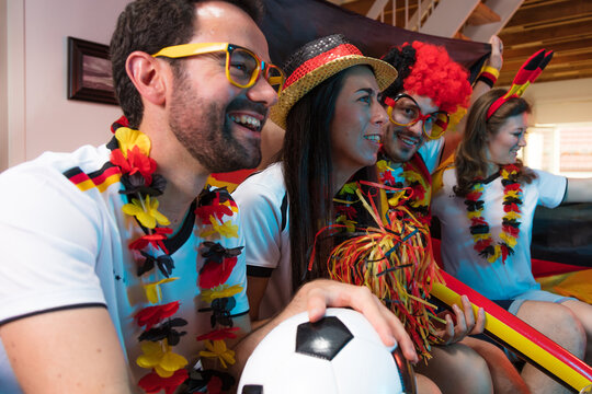 Gruppe gl&uuml;cklicher Fu&szlig;ballfans aus Deutschland feiern gemeinsam einen Meisterschaft Sieg.