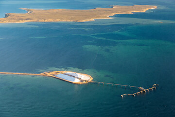 Obraz premium Salt ready for shipping a jetty from solar salt mine through sea water evaporation at Useless Loop in Western Australia