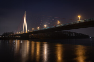 Fototapeta na wymiar Raiffeisenbrücke Neuwied bei Nacht