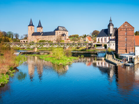 Schloss Rochlitz mit Fluss Zwickauer Mulde, rechts Petrikirche und alte M&uuml;hle, Rochlitz, Sachsen, Deutschland