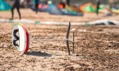 Planche de kitefoil sur une plage.