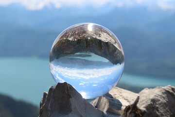Bergpanorama mit Reflexion in einer Glaskugel