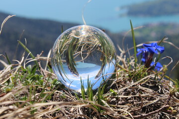 Bergpanorama mit Reflexion in einer Glaskugel