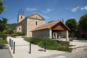 Lavoir et église du petit village de Roynac dans la Drôme provençale