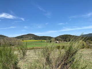 paisaje volcánico con campos y montañas