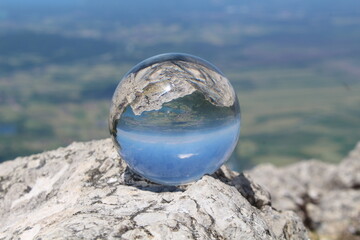 Bergpanorama mit Reflexion in einer Glaskugel 